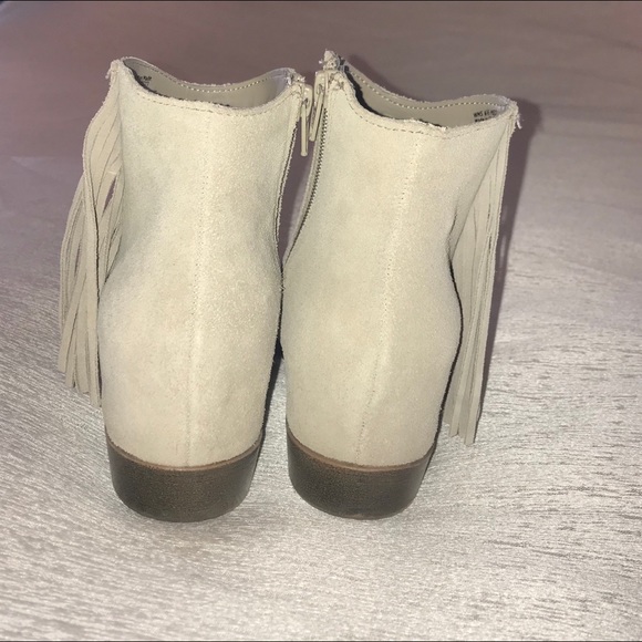 Adorable light gray/beige fringe booties - Picture 2 of 4